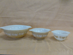 lot 108 image: Vintage Pyrex Bowl Set
