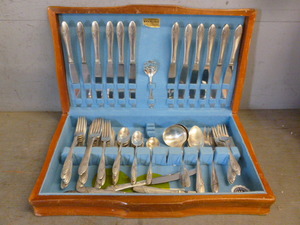 lot 116 image: Vintage Silverplate Flatware Set