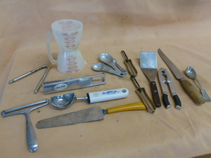 lot 122 image: Vintage Kitchen Items