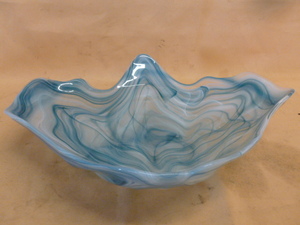 lot 209 image: Art Glass Centerpiece
