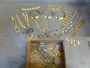 lot 219 image: Jewelry
