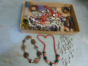 lot 220 image: Jewelry