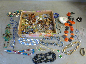 lot 221 image: Jewelry