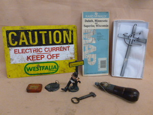 lot 228 image: Vintage Items