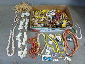 lot 247 image: Jewelry