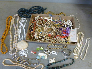 lot 248 image: Jewelry