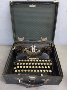 lot 287 image: Antique Typewriter