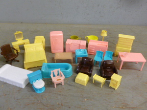 lot 298 image: Vintage Doll Furniture