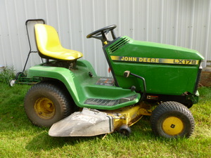 lot 309 image: John Deere Lawn Tractor