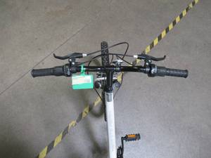 lot 9 image: Roadmaster Granite Peak 24 Girls Mountain Bike, White R3013WMLDS
