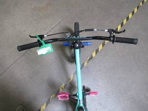 lot 10 image: Mongoose 20 Craze Freestyle BMX Bike, Teal R0911WM