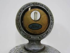 lot 89 image: 1920s Boyce FORD Motometer Radiator Cap