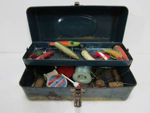 lot 98 image: Vintage Tackle Box wTackle