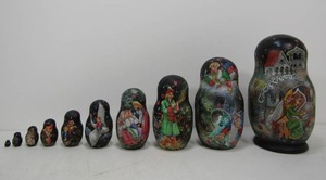 lot 102 image: Excellent Hand Painted Signed Russian Nesting Doll Set