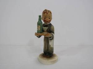 lot 103 image: Early Full Bee Hummel Figurine - 6.5