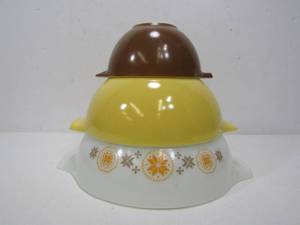 lot 32 image: 3 Vintage PYREX Glass Mixing Bowls