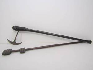lot 301 image: Vintage Tribal Club & Bladed Weapon