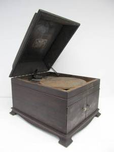 lot 64 image: Antique VICTROLA Phonograph Record Player