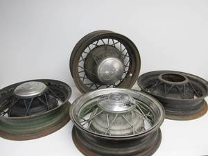 lot 68 image: Set of 4 1920s-30s CHEVROLET Wheels - 3 w Hubcaps