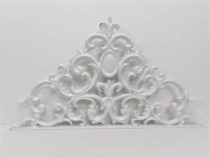 lot 294 image: Set of 3 White Painted Cast Iron Wall Brackets