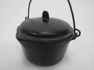 lot 319 image: WAGNER WARE Sidney O Hot Pot w Lid 1368 Sample  Childs Cast Iron