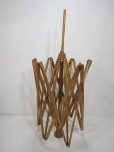 lot 346 image: Primitive Antique Collapsible Yarn Winder