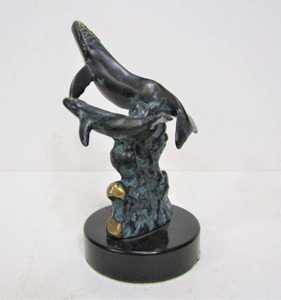 lot 352 image: Heavy Bronze SPI Whale Sculpture
