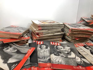 lot 325 image: LARGE Collection of Vintage WW2 Era 1940s LIFE Magazines