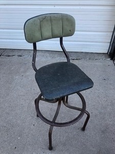 lot 364 image: Vintage 1930s VIRTUE BROS Industrial Swivel Stool Shop Chair