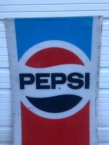lot 365 image: Vintage 80s PEPSI Vending Machine Front