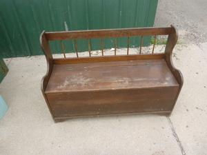 lot 55 image: Entry Bench