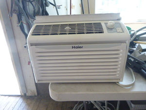 lot 60 image: Haier Small Window Air Conditioner