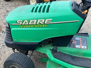 lot 3-E image: John Deere Sabre Lawn Tractor