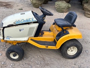 lot 3-F image: Cub Cadet 2166 Lawn Tractor