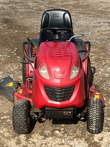 lot 3-G image: Toro Riding Lawn Tractor