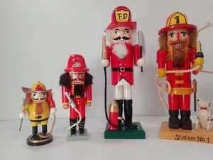 lot 200 image: 4 Fireman Nutcrackers