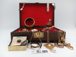 lot 244 image: Vintage Gold Collection in Vintage Jewelry Box