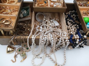lot 246 image: Antique Gold and Pearl Jewelry Treasure Trove