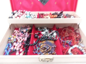 lot 247 image: Amazing Vintage Beaded Jewelry Treasure Chest
