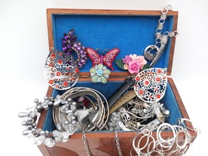 lot 249 image: Retro Silver and Rhinestones Jewelry Collection in Vintage Jewelry Box