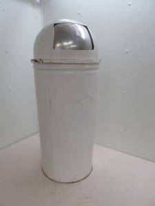 lot 14 image: trash can