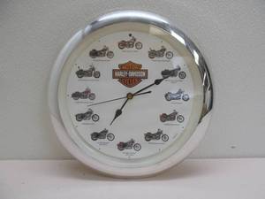 lot 39 image: Harley Davidson clock