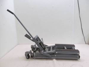 lot 82 image: Napa Evercraft motorcycle lift
