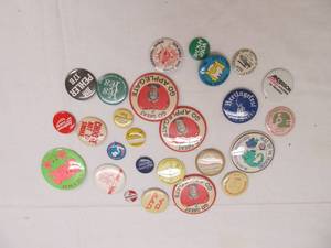 lot 113 image: vintage buttons
