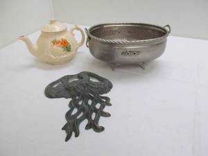 lot 171 image: wall dcor, dish