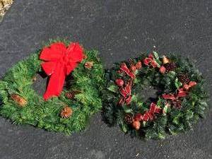 lot 12 image: Five Christmas Wreaths