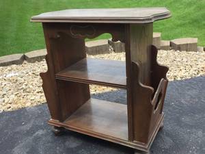 lot 28 image: Vintage End Table  Magazine Rack