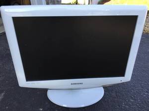 lot 130 image: Samsung DTV And Philips Antenna