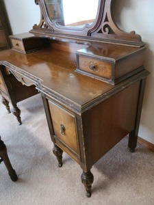 lot 55 image: 1920s Mahogany Vanity
