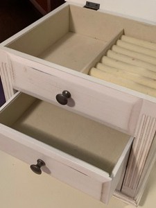 lot 124 image: Dresser Top Jewelry Box